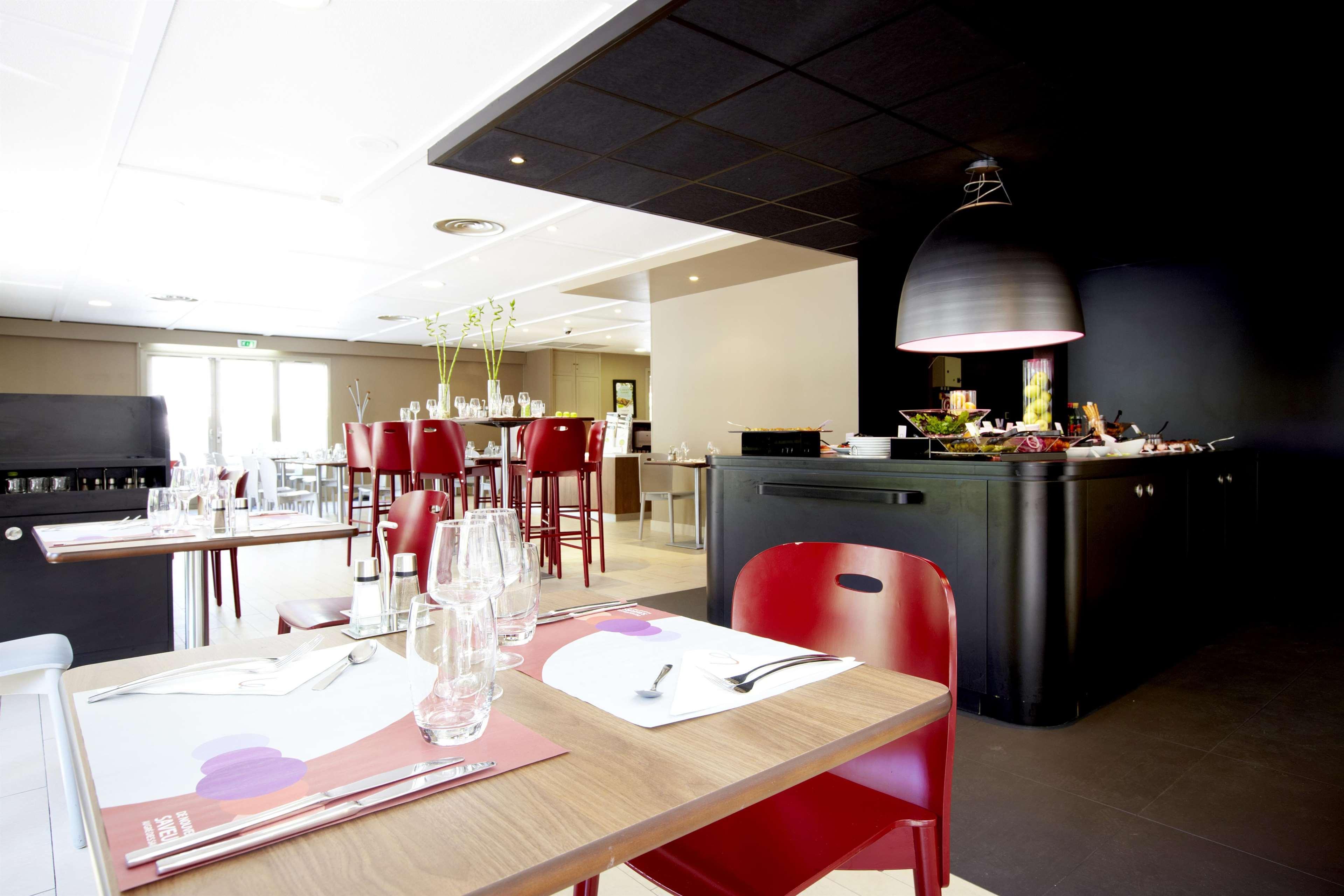 Kyriad Direct Marseille Est La Valentine La Penne-sur-Huveaune Étterem fotó