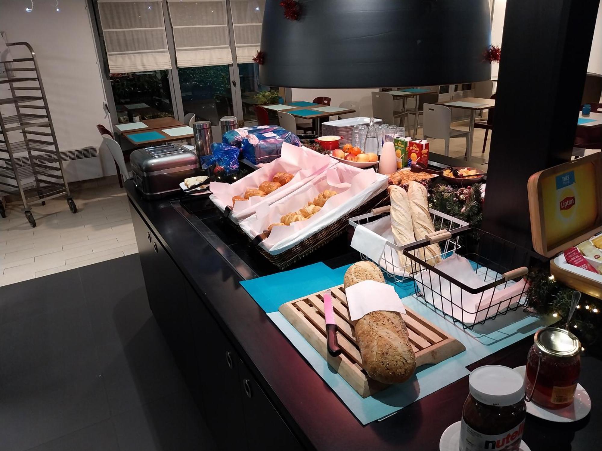 Kyriad Direct Marseille Est La Valentine La Penne-sur-Huveaune Kültér fotó